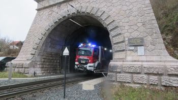 Jeseniški gasilci se usposabljajo za intervencije z novim vozilom za posredovanje v železniških predorih