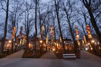 Lampijoni prazničnih barv