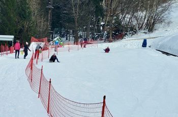 Snega na Celjski koči so se naužili otroci iz Baške, prispela je tudi skupina iz Slavonskega Broda