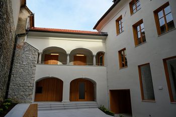 Na Glavnem trgu zaživela prenovljena stavba z osmimi stanovanji