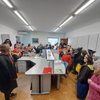 Obisk maškaric v občinski stavbi Obisk maškaric v občinski stavbi