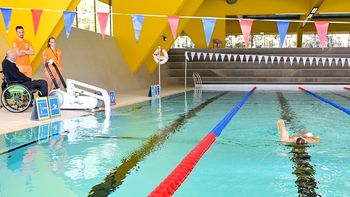 Bazen Novo mesto s podporo projekta Varcities pridobil bazensko dvigalo za invalide