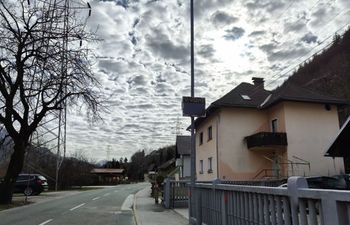 Preventivna radarska tabla v naselju Podmežakla