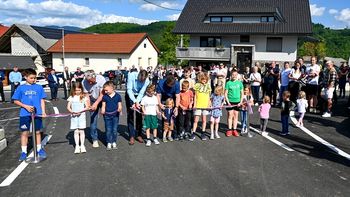 V Jurni vasi po prenovljeni in razširjeni cesti