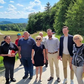 Obnovljeni cesti v Šmartnem v Rožni dolini