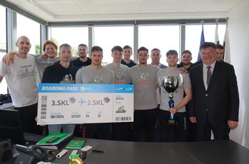 Župan dr. Peter Verlič čestital članski ekipi Košarkarskega kluba Grosuplje, prvakom 3. slovenske košarkarske lige Župan dr. Peter Verlič čestital članski ekipi Košarkarskega kluba Grosuplje, prvakom 3. slovenske košarkarske lige