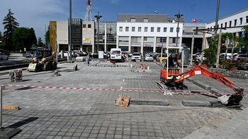 Konec tedna popolna zapora parkirnih površin na Novem trgu