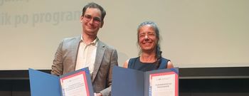 Toporišičevo priznanje prejela izr. prof. dr. Maria Bidovec in študent Gašper Tonin