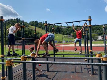 Razgibano, živahno, razigrano, počitniško, …