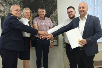 Podpisana pogodba za novo gasilsko vozilo PGD Komenda Podpisana pogodba za novo gasilsko vozilo PGD Komenda