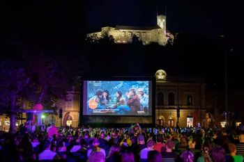 Letni Kinodvor na Kongresnem trgu 2024 Letni Kinodvor na Kongresnem trgu 2024