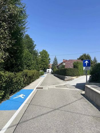 Gubčeva ulica pri gradu Grm odslej enosmerna