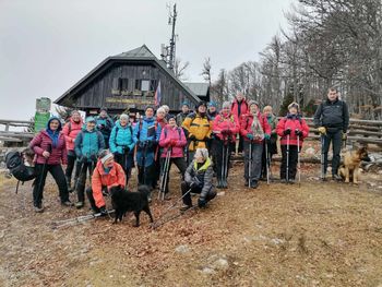 Vandrovci DU Jesenice obiskali kočo na Dobrči