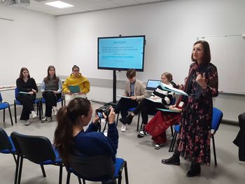 Dan poezije z mladimi prostovoljci iz Gimnazije Novo mesto Dan poezije z mladimi prostovoljci iz Gimnazije Novo mesto