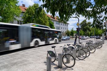 Raziskava potovalnih navad v Mestni občini Ljubljana in Ljubljanski urbani regiji 2024 Raziskava potovalnih navad v Mestni občini Ljubljana in Ljubljanski urbani regiji 2024