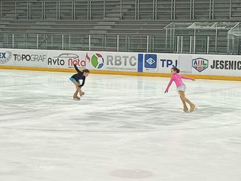 Umetnostni drsalci na Jesenicah: začetek Pokalov Triglav in Narcisa