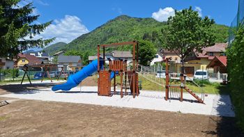 Na Slovenskem Javorniku zaživelo novo otroško igrišče