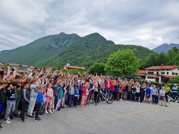 Sprejem kolesarjev na dobrodelnem kolesarskem dogodku Dobrodelno okrog Slovenije
