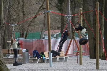 Urejamo območje ob otroškem igrišču Omersova