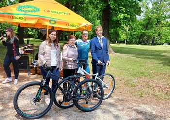 Dobrodelni kolesarski projekt DOS 2025 se ustavil na Ravnah na Koroškem