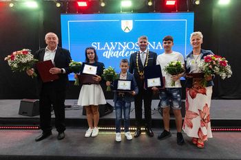 Srebrno priznanje Občine Komenda Mojci Šraj, bronasto Francu Omerzuju.