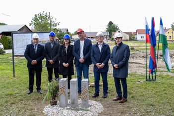 V Dobrovniku podpisali pogodbo o gradnji in položili temeljni kamen za nov dom starejših / Dobronakon aláírták az új idősotthon megépítéséről szóló szerződést, és elhelyezték az épület alapkövét