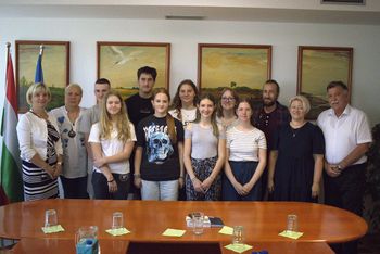Na čudovit poletni dan je župan Marjan Kardinar slovesno sprejel naše devetošolce / Egy gyönyörű nyári napon ünnepélyesen fogadta kilencedikeseinket Marjan Kardinar polgármester