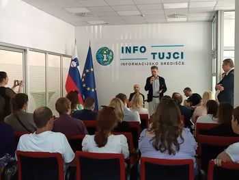 V Ljubljani imamo novo informacijsko središče Infotujci V Ljubljani imamo novo informacijsko središče Infotujci