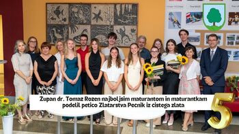 Na podelitvi maturitetnih spričeval je župan dr. Tomaž Rožen najboljšim namenil petico Zlatarstva Pečnik iz čistega zlata