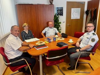 Direktor Policijske uprave Kranj in načelnik PP Jesenice na delovnem obisku pri županu