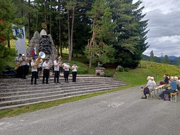 Slovesnost pri spomeniku padlih talcev na Belem polju