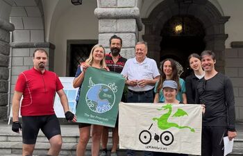 Kolesarska štafeta COP30 Bike Ride v Ljubljani