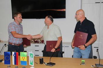 PODPIS GRADBENE POGODBE ZA UREDITEV ŠPORTNEGA PARKA MIRNA PEČ