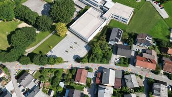 DA BO POT V ŠOLO VARNEJŠA: V GROSUPLJEM POTEKA OBNOVITVENO BARVANJE TALNIH OZNAČB