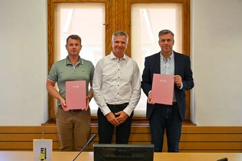 Z izgradnjo pločnika med Zajčjim Vrhom in Dolžem do varnejše šolske poti