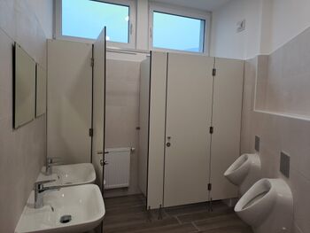 Občina Jesenice uspešno zaključila obnovo sanitarij na OŠ Koroška Bela