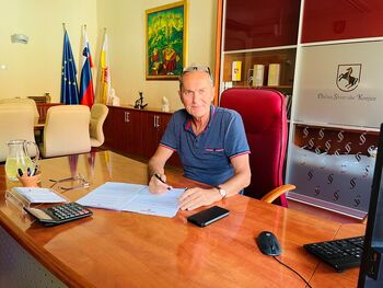 Podpis pogodbe za postavitev nadstrešnice ob vežici v Slovenskih Konjicah