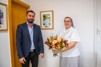 Odkritje portreta častne občanke, ki uči gledati onkraj meja