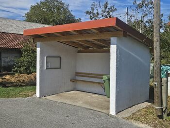 Obnovljeni avtobusni postajališči v Spodnjih Lažah Obnovljeni avtobusni postajališči v Spodnjih Lažah