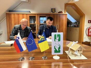 Podpisana pogodba z izvajalcem obnove igrišča pri OŠ dr. Pavla Lunačka v Šentrupertu