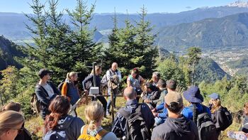 Strokovna ekskurzija in posvet o ukrepih na zemeljskih plazovih v zaledju Koroške Bele