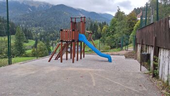 Novo večnamensko igralo na otroškem igrišču v Planini pod Golico Iz