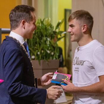 Priznanje in knjiga za najuspešnejše srednješolce generacije 2024/25