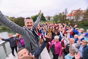 Sprehajalci napolnili novozgrajeni brvi in Glavni trg