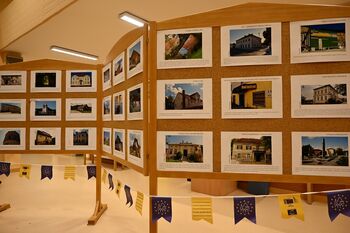 Uspešno odprtje fotografske razstave arhitekturnih posebnosti domačega okolja