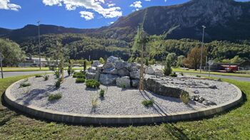 Prenovljeno krožišče na Hrušici polepšalo vstop v mesto