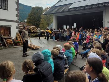 Zgodbe in spomini vode – Mlinščica skozi čas oživela pri Juvanovi hiši v Lučah