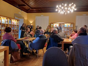 Klepet ob medeni kavi