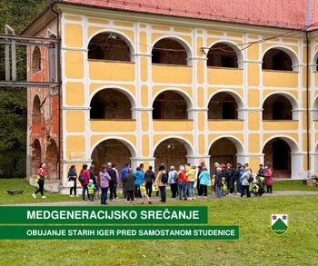 Obujanje starih iger pred samostanom Studenice