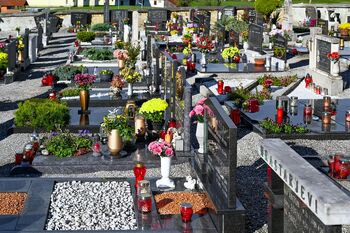 Spominske slovesnosti ob dnevu spomina na mrtve in brezplačen avtobusni prevoz do pokopališč